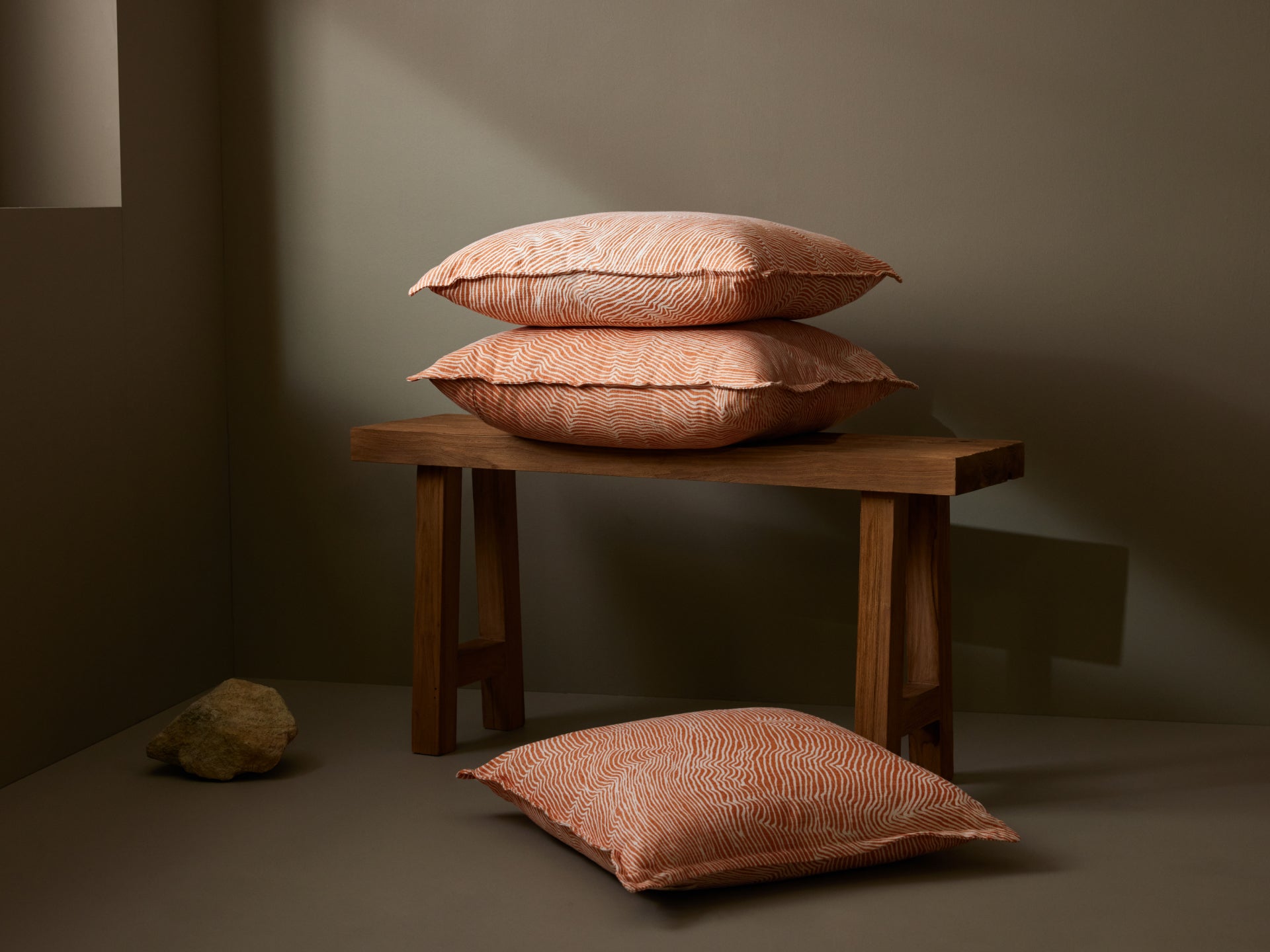 バナグガークッションカバー | コアラ＆ナイア・マクロード