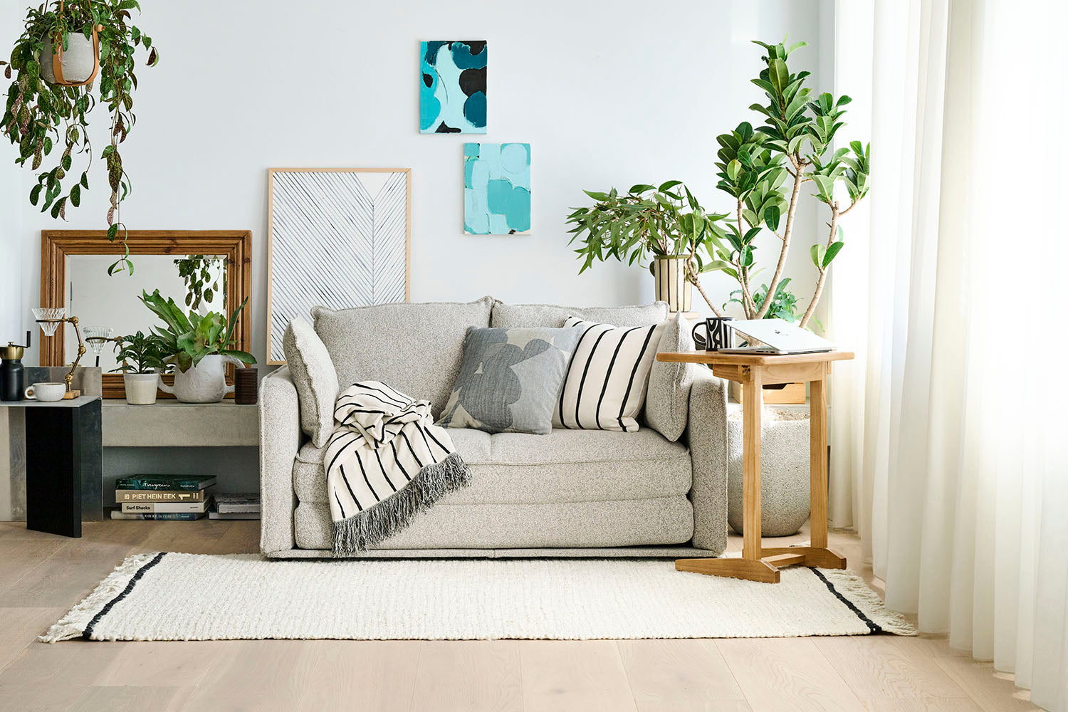 一人暮らしスタート、どんな家具を買えばいい？」 狭い部屋の悩みを